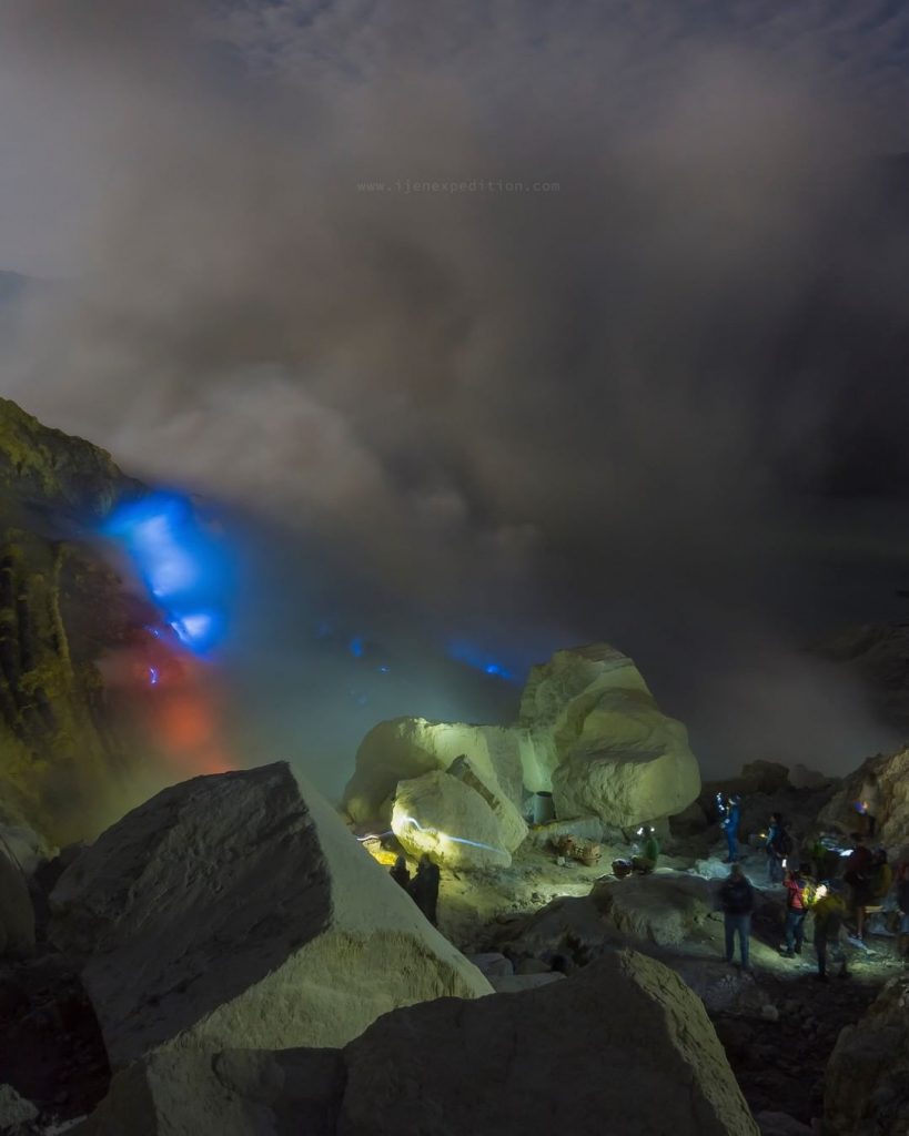 why Ijen Crater have blue fire or Blue Lava?