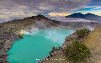 Kawah Ijen, yang terletak di Gunung Ijen, adalah salah satu tempat wisata alam yang menakjubkan di Indonesia. Dikelilingi oleh lanskap pegunungan yang indah