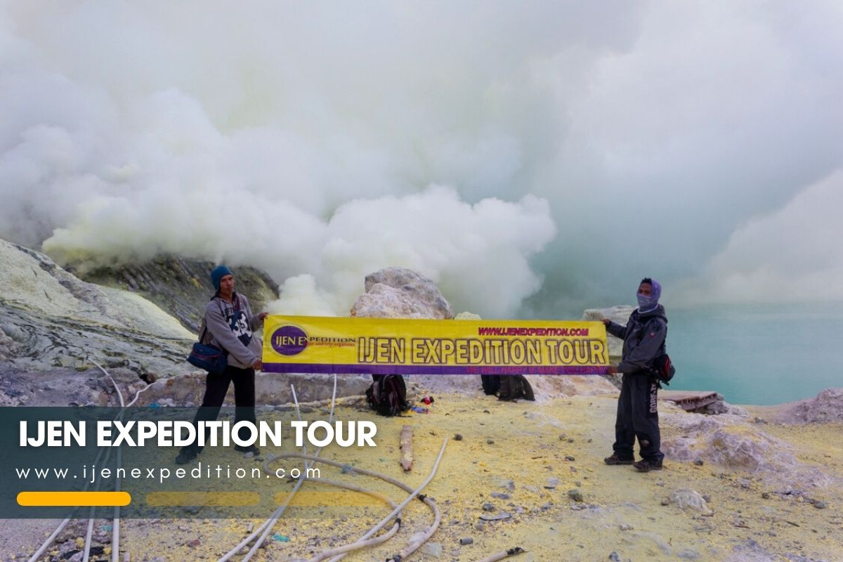 Hiking route at Ijen Crater with local guide