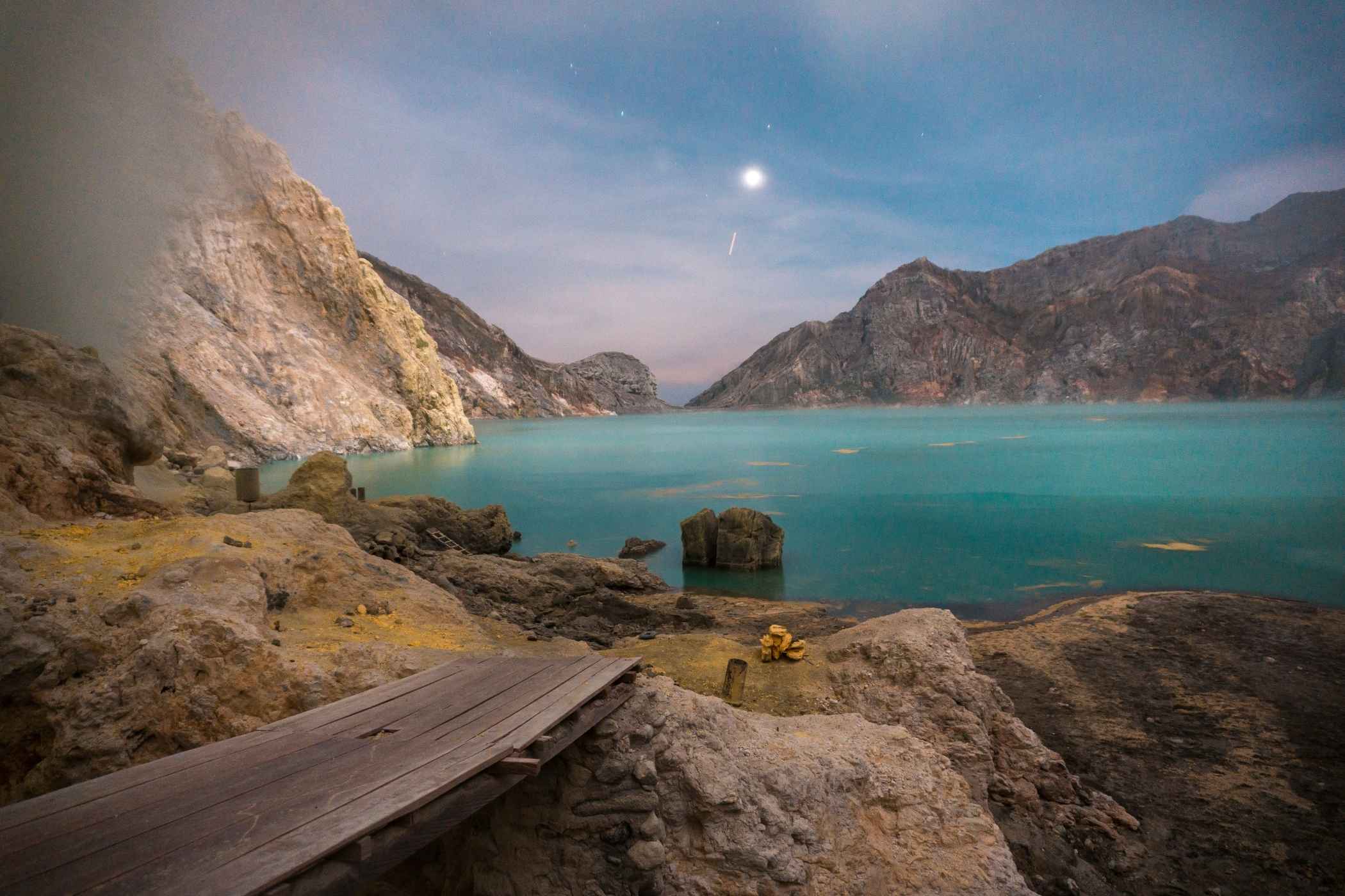 Ijen Crater hiking trail from Paltuding to the summit at night